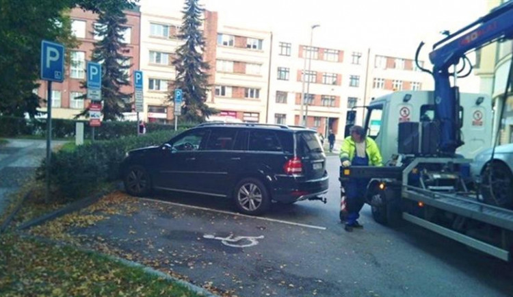 Odtah z místa, kde řidič nemohl parkovat. (vpravo)