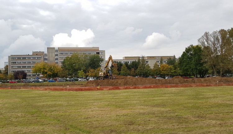 Na místě jsou již bagry