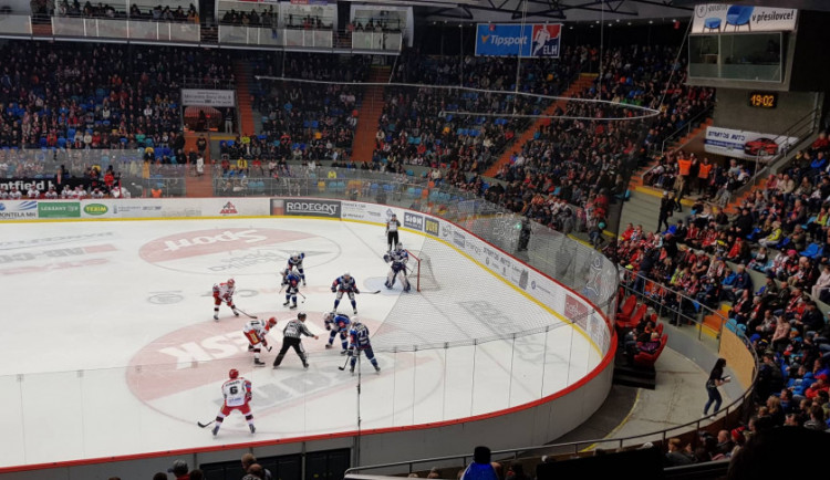 Zaplněná aréna Hradecké ke třem bodům nedohnala.