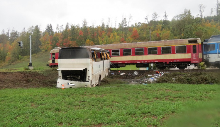 Hrozivá nehoda na Trutnovsku. Řidič autobusu nedobrzdil zatáčku, narazil do sloupu, a poté se střetl s vlakem