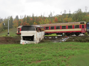 Hrozivá nehoda na Trutnovsku. Řidič autobusu nedobrzdil zatáčku, narazil do sloupu, a poté se střetl s vlakem