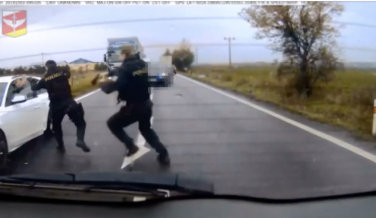 VIDEO: Policie po honičce zadržela u Holohlav další auto ukradené v Rakousku!