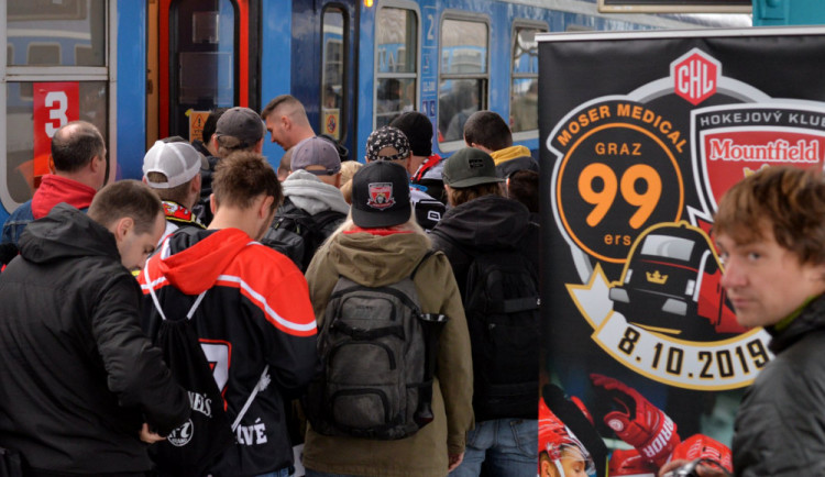 Hradečtí fanoušci na nádraží