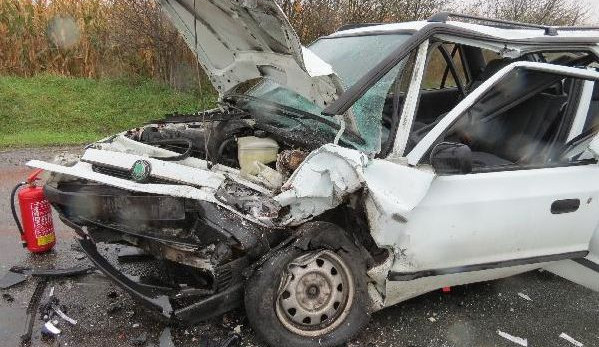 FOTO: Hromadná nehoda na Hradecku. Řidiče ve vážném stavu transportoval vrtulník do nemocnice