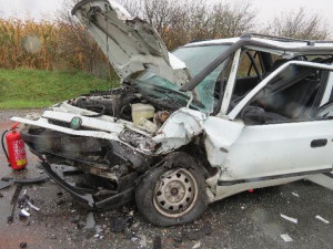 FOTO: Hromadná nehoda na Hradecku. Řidiče ve vážném stavu transportoval vrtulník do nemocnice