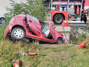 Tragická dopravní nehoda u Červené Třemešné. Řidič se zabil nárazem do mostku