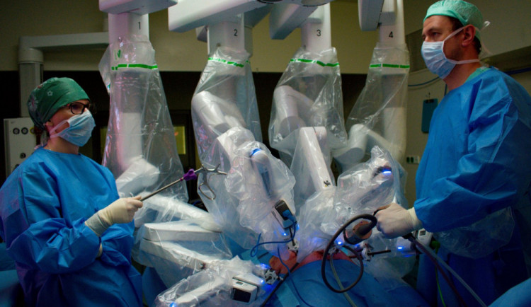 Lékařům pomáhají roboti