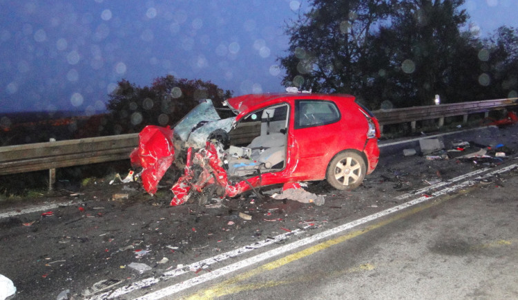 Auto zůstalo po střetu zcela zdemolované