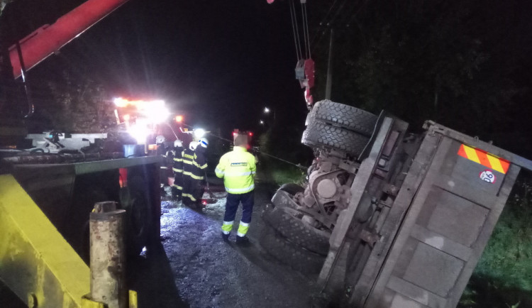 Převrácený nákladní automobil.