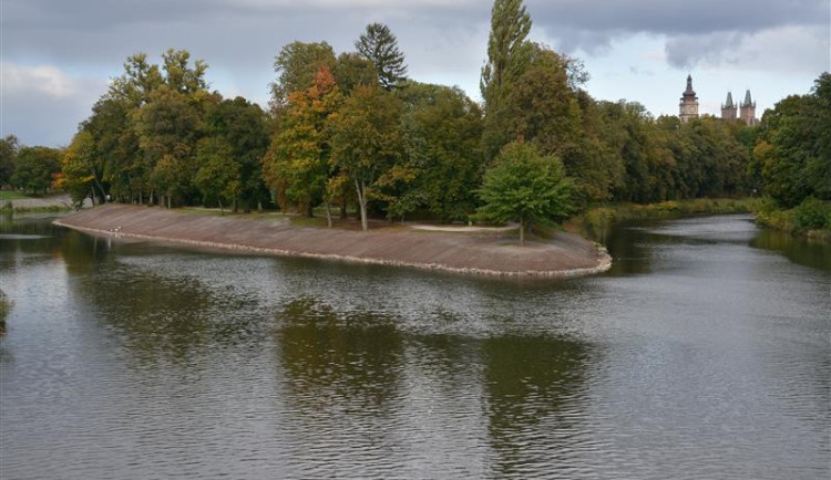 Opravený soutok Labe a Orlice.