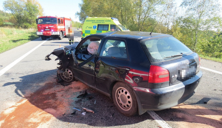 Vážná nehoda tří osobních vozidel. 