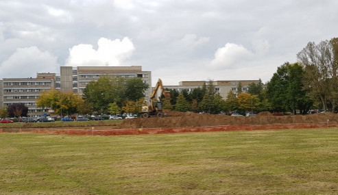 Výstavba provizorního parkoviště u nemocnice.