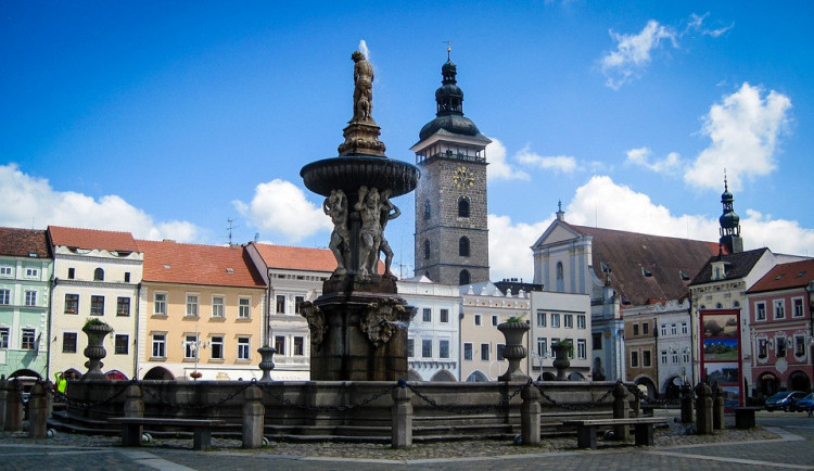 Slavnostní přehlídka na náměstí omezí řidiče