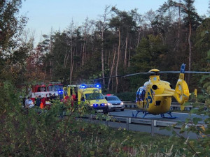 Vážná nehoda na Hradubické. Na místo vyrazil i záchranářský vrtulník