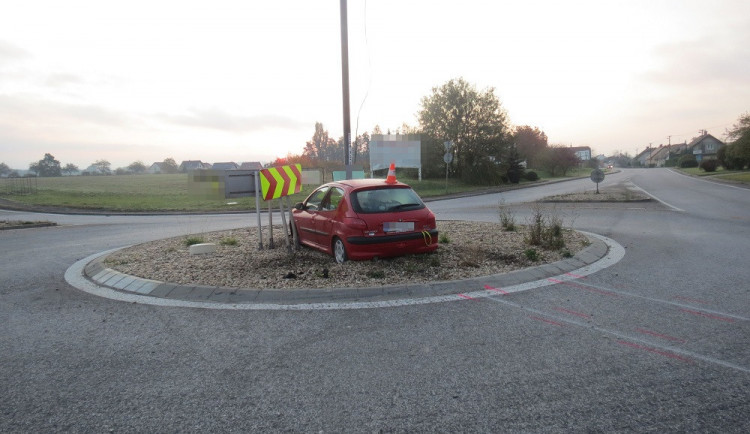 Kuriózní nehoda na Jičínsku. Muž si nevšiml kruhového objezdu a zastavil se až o sloup