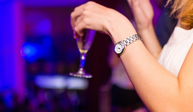 Strážníci si posvítili na podávání alkoholu mladistvým, jeden z klubů uzamkl před hlídkou dveře