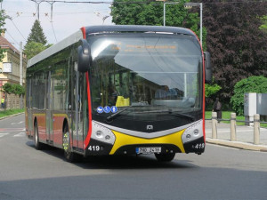 Nové autobusy v Hradci budou mít nabíječky na mobily a chystá se i wifi