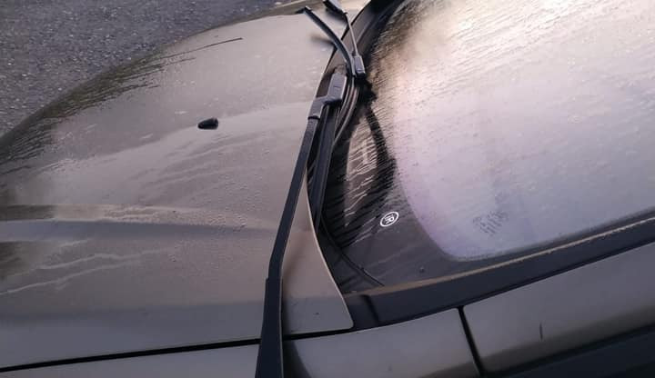 Vandal poškodil několik aut