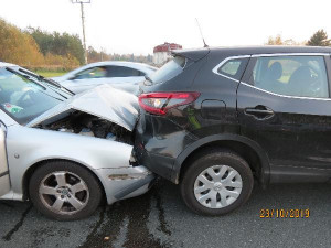 První dopravní nehoda na příjezdu do Hradce směrem od Třebechovic.