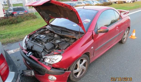 První dopravní nehoda na příjezdu do Hradce směrem od Třebechovic.