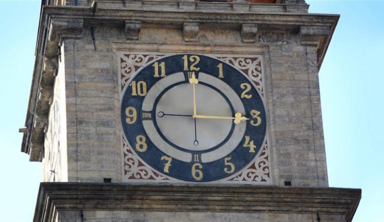 Hodiny na Bílé věži se také přesunout na zimní čas. 