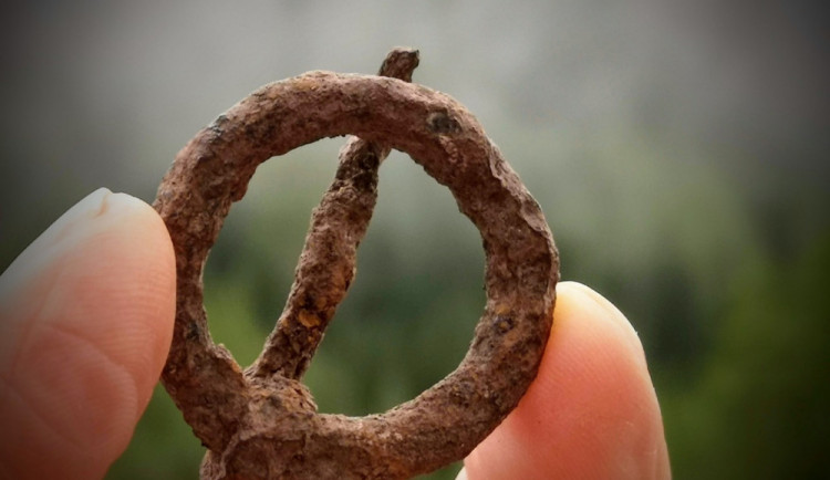 I v hradeckém kraji je velice oblíbené hledání pokladů s detektorem kovů. 