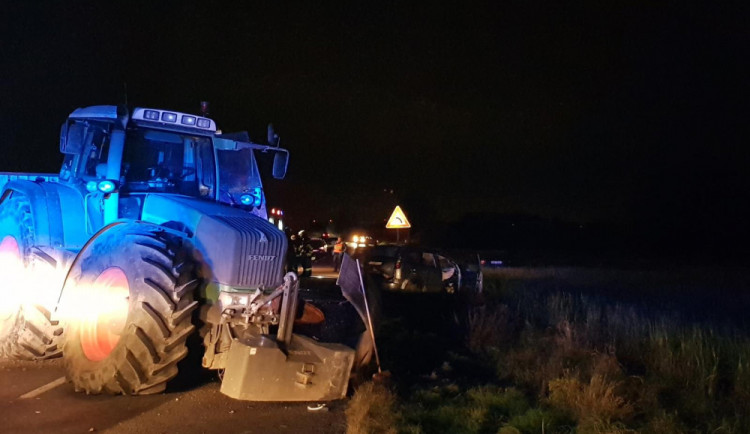 V neděli večer se stala tragická nehoda u Ruseka. Řidič se čelně střetl s traktorem