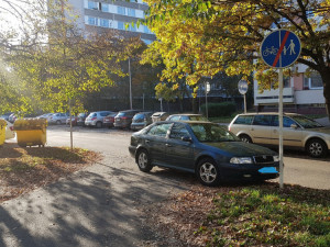 Arogantní řidiči blokují na sídlištích vjezdy pro sanitky i ostatní vozidla