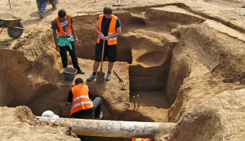 Archivní fotka nálezu u Jaroměře z léta, kde byla objevena 7000 let stará obchodní stanice. 