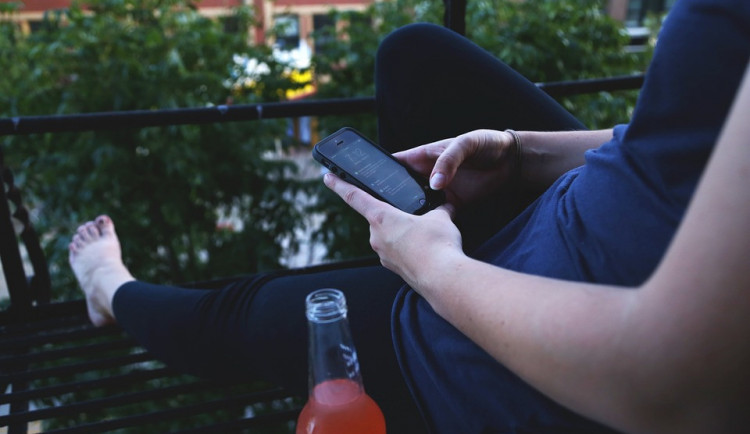 Z mladé sebevražedkyně se vyklubala stará a opilá žena, komunikovala z mobilu mrtvého muže