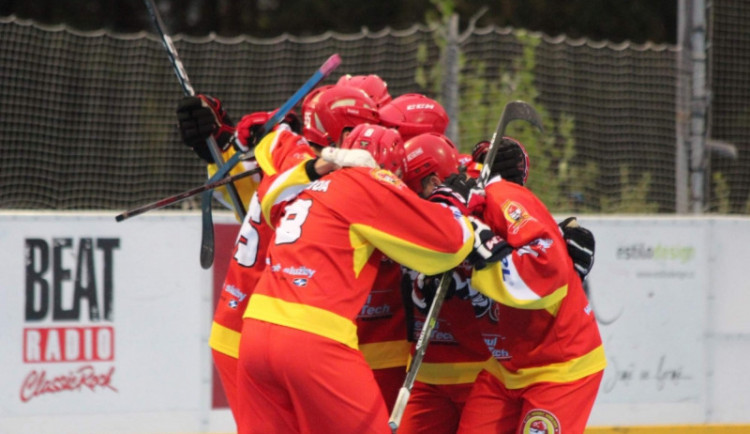 Hradečtí hokejbalisté mají důvod k radosti. I nadále totiž válí! 