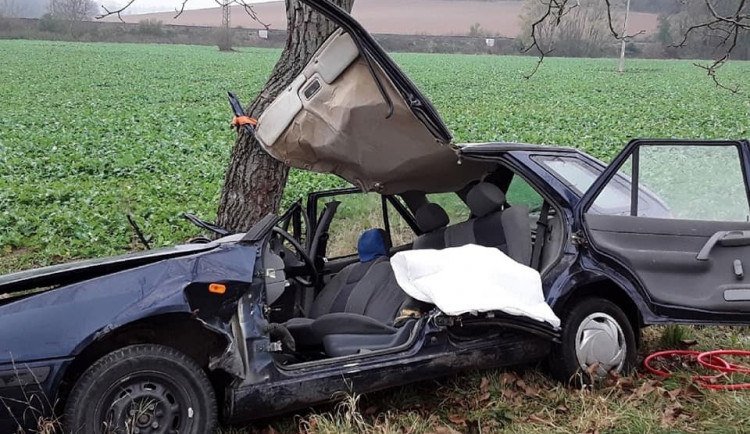 Řidič, kterého museli z vraku vyprostit hasiči, byl pod vlivem drog. Auto ukradl