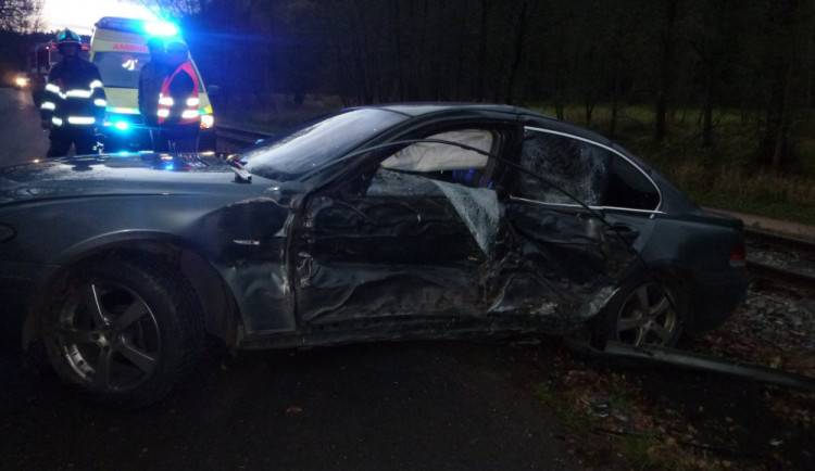 Řidič v luxusním vozidle narazil do stromu. Nic se mu nestalo, ale auto je na odpis