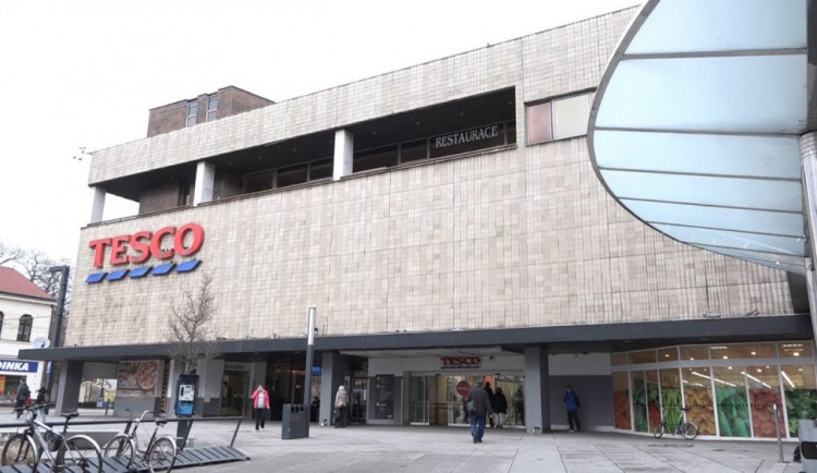 Tesco u Atria by nakonec mělo být otevřeno dřív než za rok, a to už v dubnu