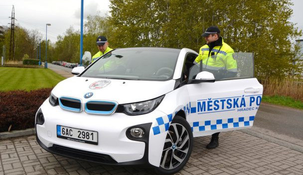 Muž v Hradci vyhrožoval strážníkům. Chtěl jim hodit zápalnou láhev na služebnu