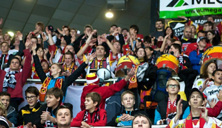 Fanoušci na hokejovém utkání v Hradci