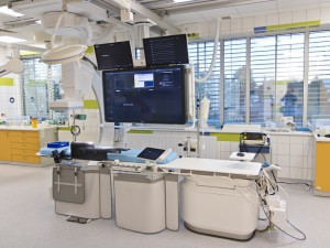 Fakultní nemocnice v Hradci je zase o fous modernější. Angiografický přístroj pomůže nemocným se srdcem