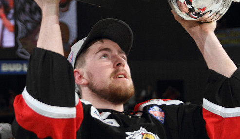 Hronek s pohárem pro nejlepší tým AHL