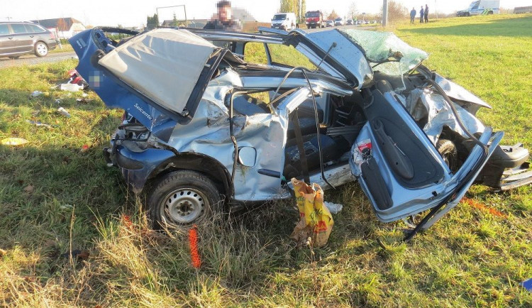 Řidič nedal kamionu přednost. Po střetu pro něj letěl vrtulník a v nemocnici bojuje o život