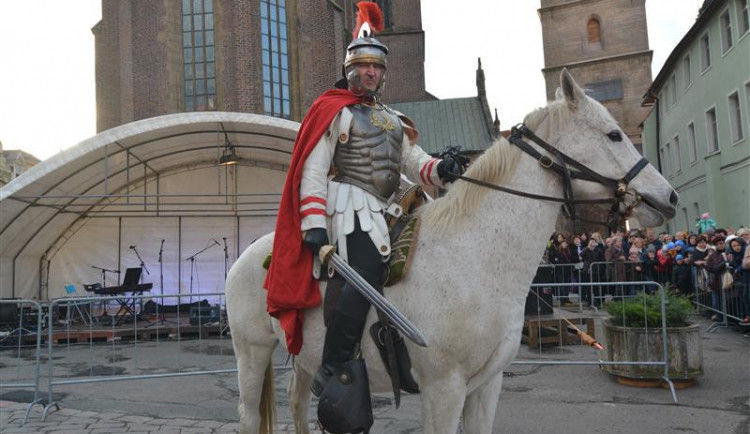 Martin na bílém koni dorazí pod Bílou věž!