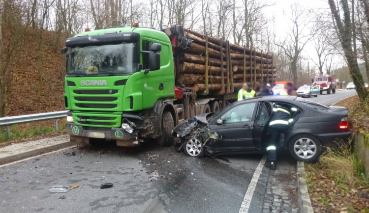 Střet auta s kamionem na Broumovsku se naštěstí obešel bez zranění