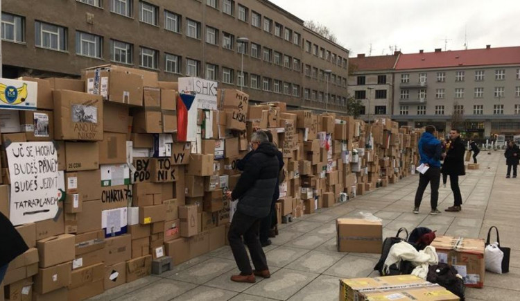 Papírová zeď k výročí sametové revoluce