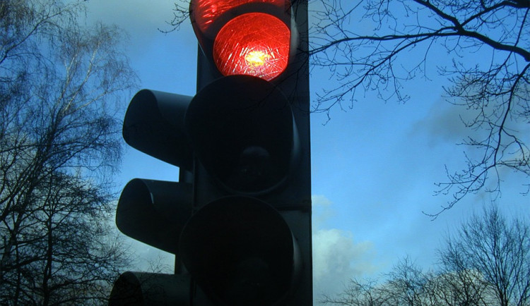 Hradečtí policisté kontrovali nejen jízdu na červenou.