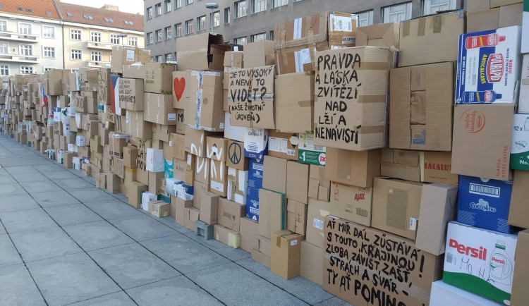 Replika zdi, jakožto jeden z nejvýraznějších symbolů sametové revoluce.