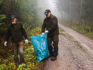 Dobrovolníci se vrhli na úklid Krkonoš. Za dna dny posbírali dvě a půl tuny odpadu