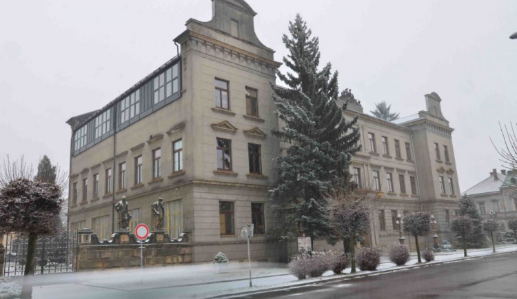 Sochy před hořickou sochařskou školou projdou revitalizací. 