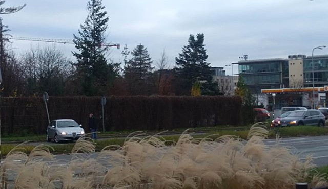 Zmatené řidičce pomohl všudypřítomný řidič dalšího automobilu.