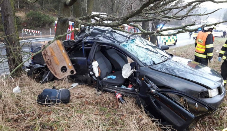 Řidič nárazem do stromu svoje auto zdemoloval. Pro jednu osobu letěl vrtulník, ta v nemocnici bojuje o život