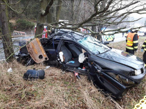 Řidič nárazem do stromu svoje auto zdemoloval. Pro jednu osobu letěl vrtulník, ta v nemocnici bojuje o život