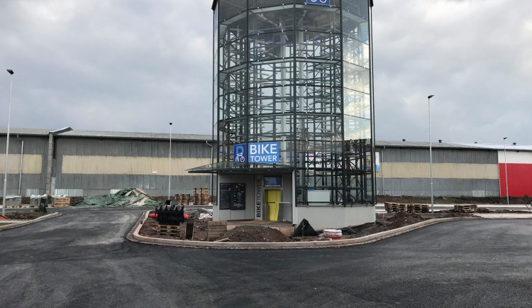 Nová parkovací věž pro kula u jaroměřského autobusového nádraží.